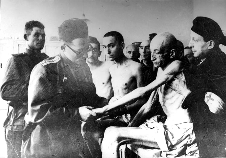 Un médico soviético revisa un sobreviviente del holocausto judío durante la liberación de Auschwitz (Cortesía Archivo Yad Vashem vía Reuters)