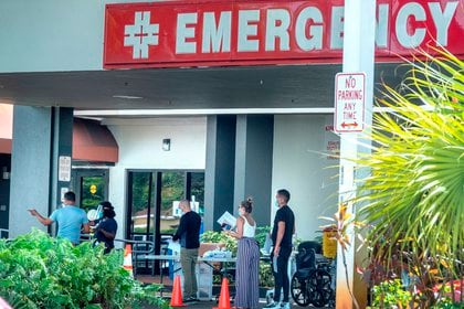 Un grupo de personas con tapabocas esperan entrar al hospital de Hialeah, Florida (EFE/EPA/CRISTOBAL HERRERA-ULASHKEVICH/Archivo)
