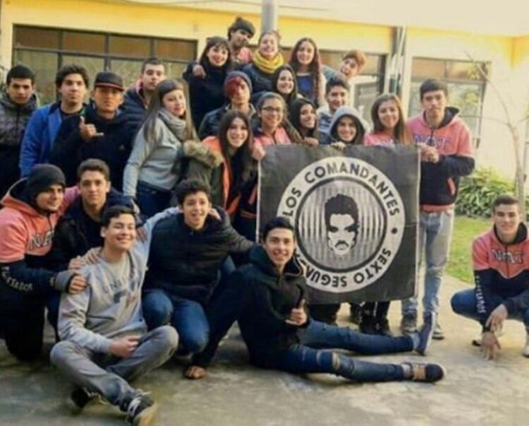 La bandera de egresados en honor a Ricardo Fort