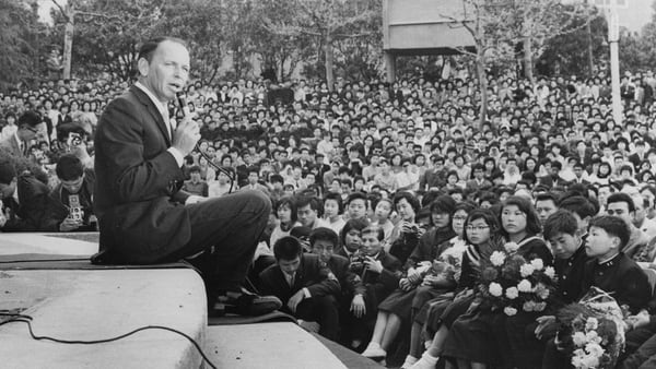 Sinatra en 1962, durante un concierto de caridad en el Hibiya Park, Tokio (Foto: Keystone/Getty Images)