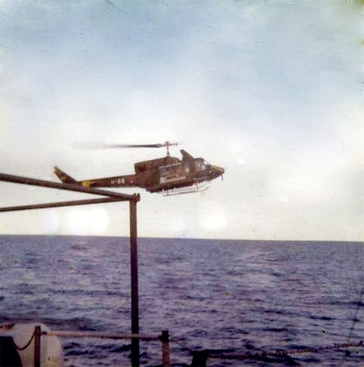 Un Bell 212 en pleno rescate del buque AlfÃ©rez Sobral, atacado por misiles el 3 de mayo de 1982. Foto: Libro Malvinas, palas al rescate.