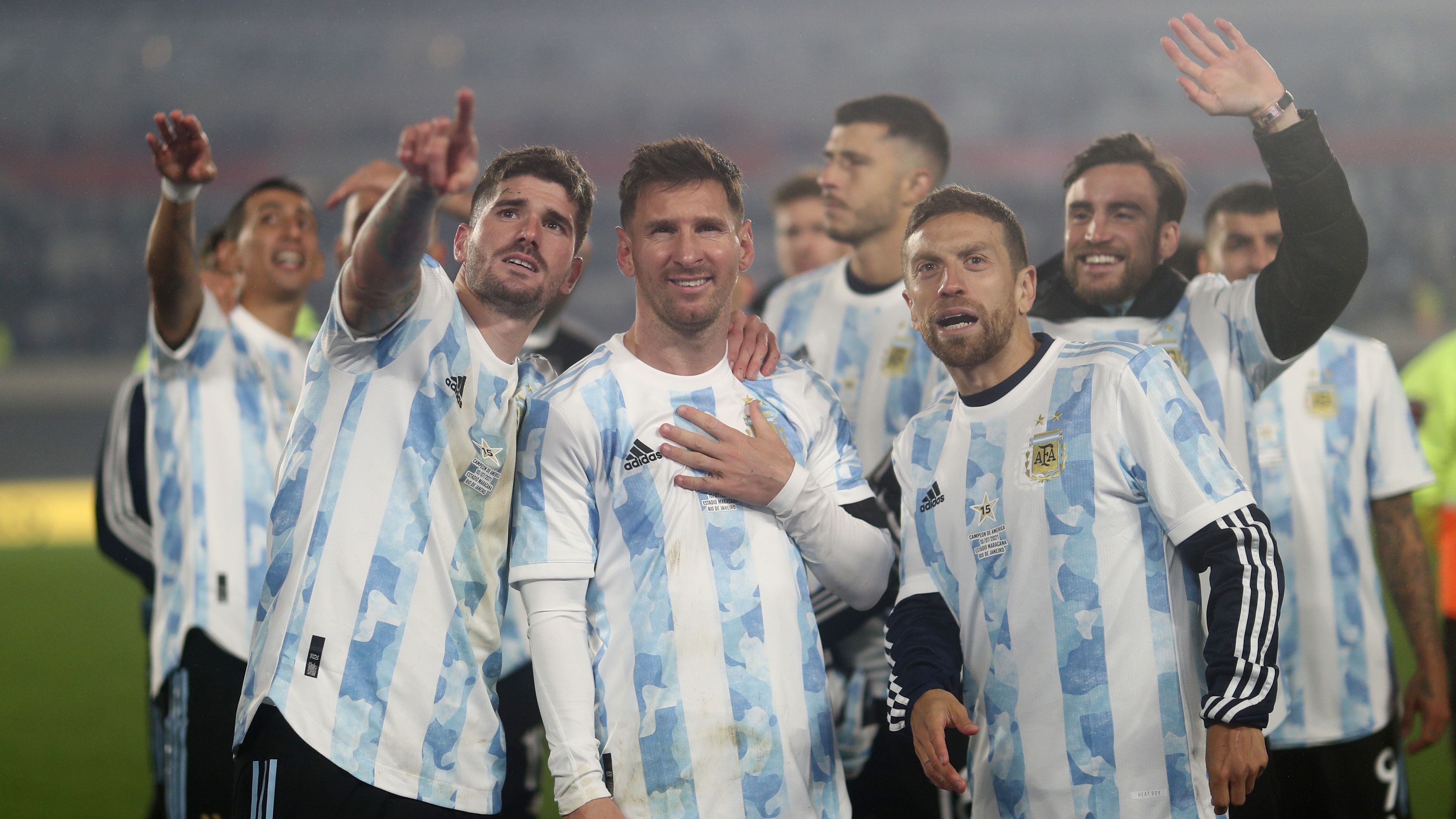 Lionel Messi con Alejandro Gómez y Rodrigo De Paul (REUTERS/Juan Ignacio Roncoroni)