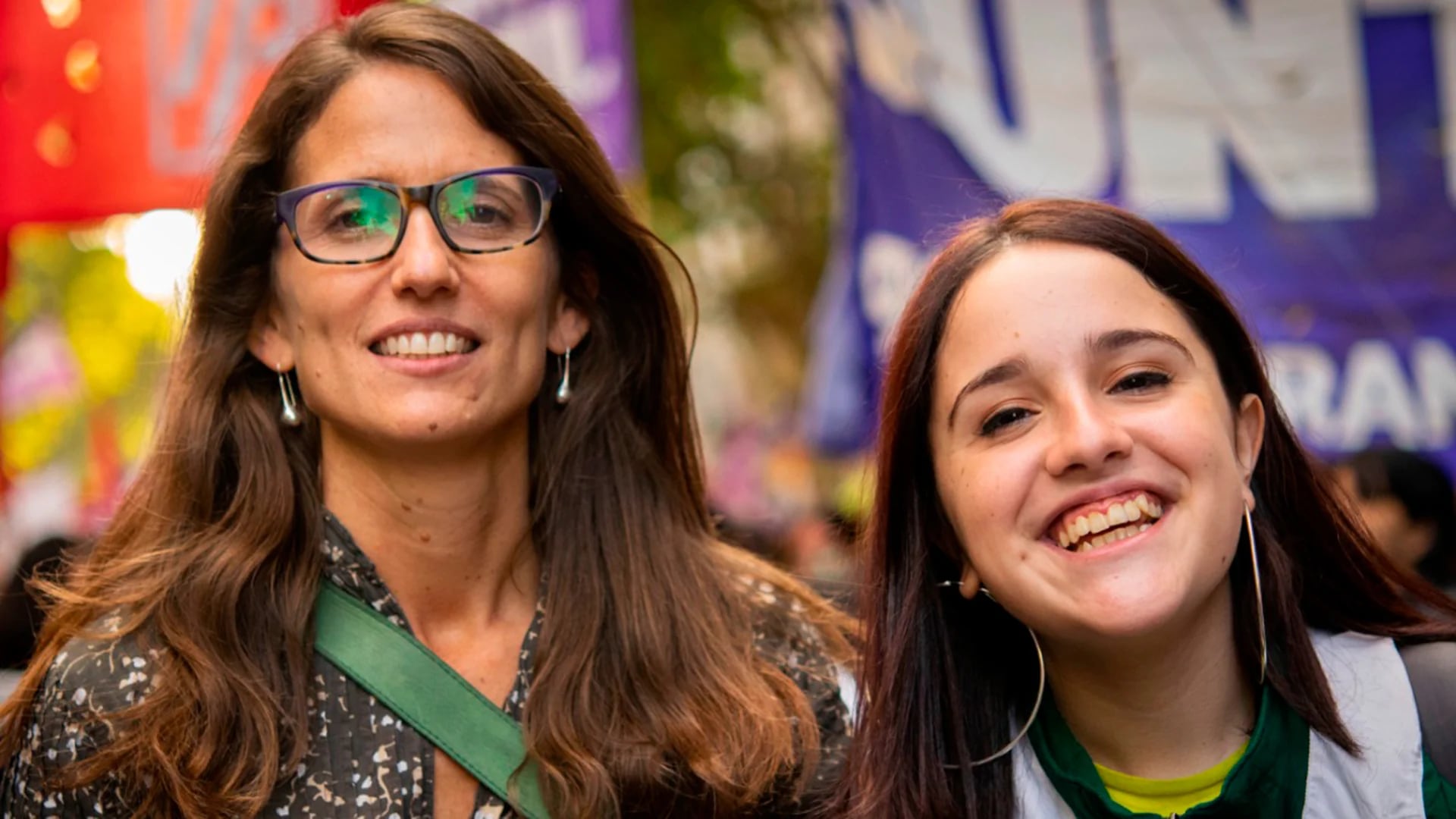 Elizabeth Gómez Alcorta, nueva ministra, junto a Ofelia Fernández, la legisladora más joven de América Latina. 