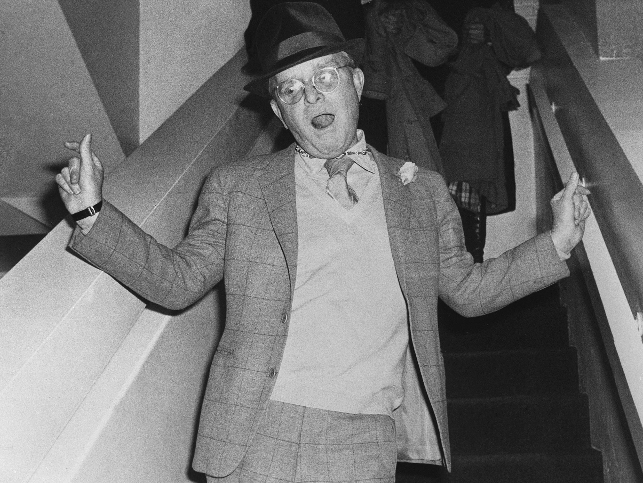 El escritor estadounidense Truman Capote bromea a su llegada a una discoteca neoyorquina. EFE/jgb
