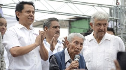 Presidente posando con Sandoval Ballesteros (Foto de Cuartoscuro)