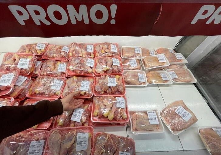 Foto de archivo: un hombre toma de una góndola una bandeja de pollo en un supermercado en Buenos Aires, Argentina. 4 mayo, 2022.  REUTERS/Agustin Marcarian