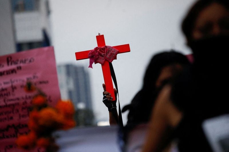 Imagen de archivo. Un hombre sostiene una cruz (REUTERS/Raquel Cunha)