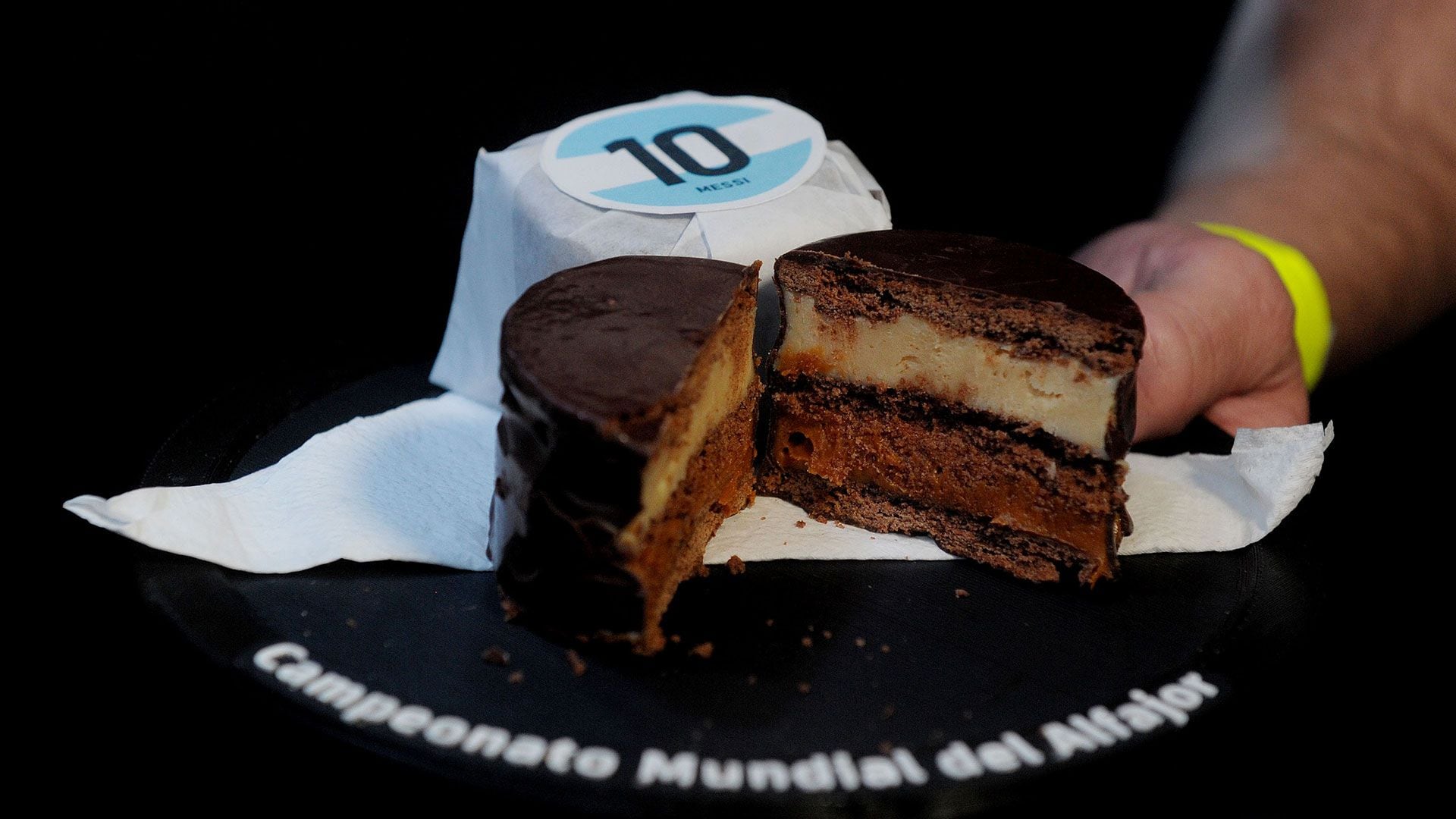 El alfajor Quiero es un el triple de dulce de leche con ganache de maní y chocolate fabricado de manera artesanal (Télam)