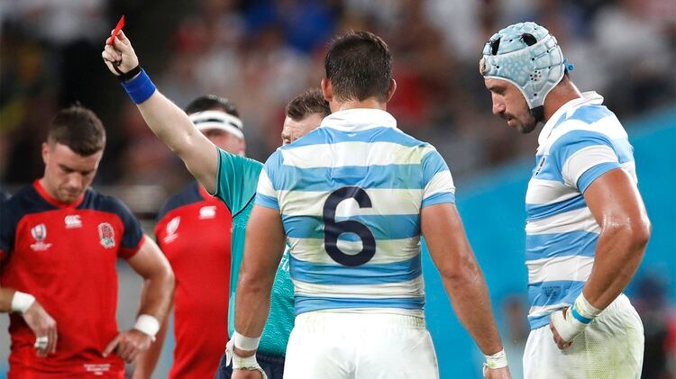 Lavanini vio la tarjeta roja a los 17 minutos por un tackle alto sobre Owen Farrell (Foto AFP)