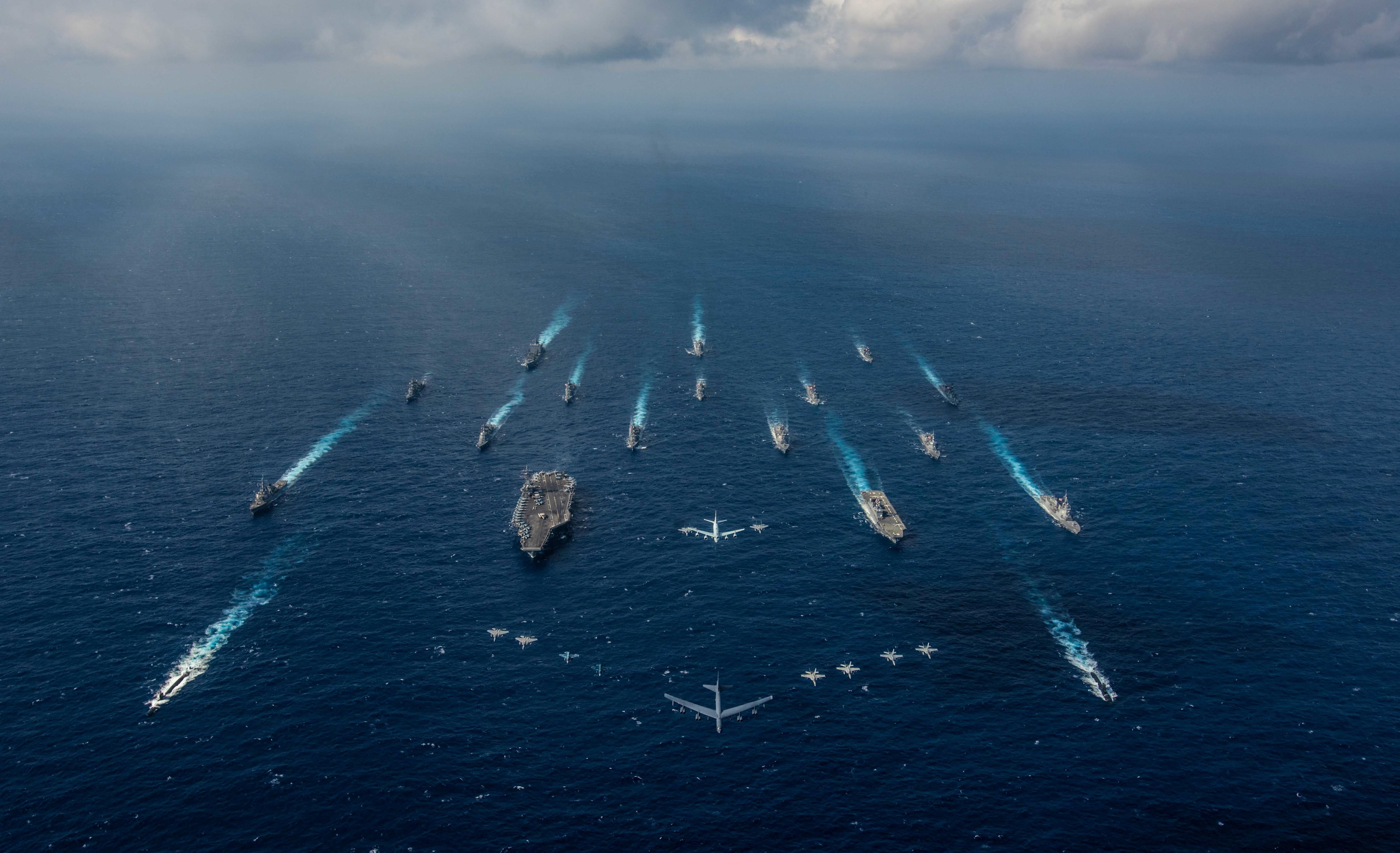 El portaaviones USS Ronald Reagan y el destructor de helicópteros de la Fuerza de Autodefensa Marítima de Japón JS Hyuga navegan en formación con otros 16 buques de la Armada de los Estados Unidos y la Fuerza de Autodefensa Marítima de Japón en ejercicios militares (Reuters) 