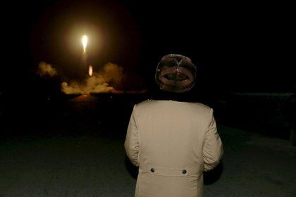  Kim Jong-un, líder de Corea del Norte, observando una prueba balística (Archivo)