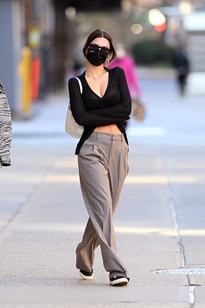 Emily Ratajkowski dio un paseo por las calles de Tribeca, en Nueva York. La modelo, que recientemente fue mamá de Sylvester Apollo -fruto de su relación con Sebastian Bear-McClard- lució un pantalón clarito y un sweater negro. Además llevó puesto su tapabocas y anteojos de sol