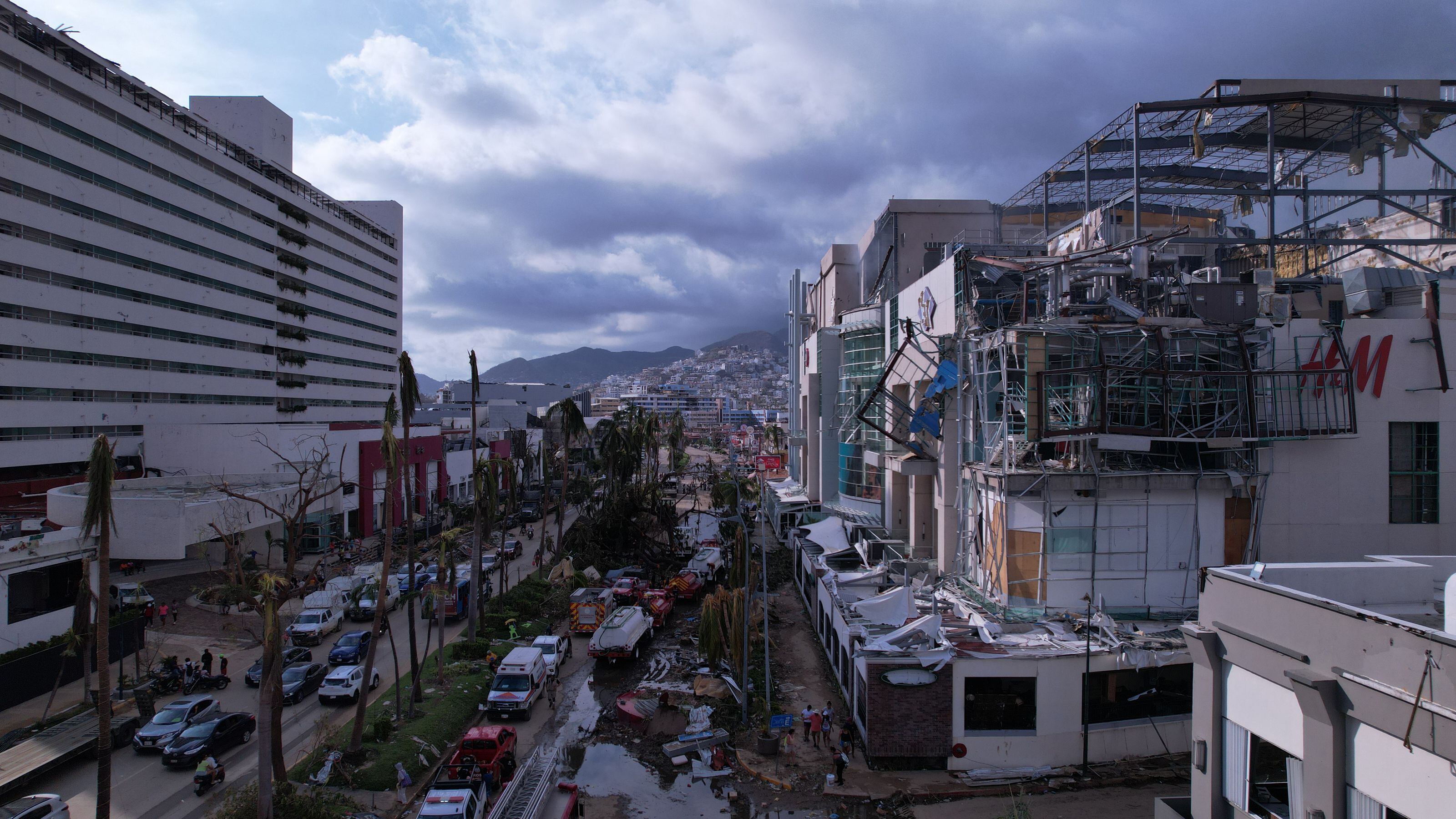Fotografía aérea tomada hoy que muestra los daños causados por el paso del huracán Otis, en la zona hotelera de Acapulco, estado de Guerrero (México). EFE/ David Guzmán