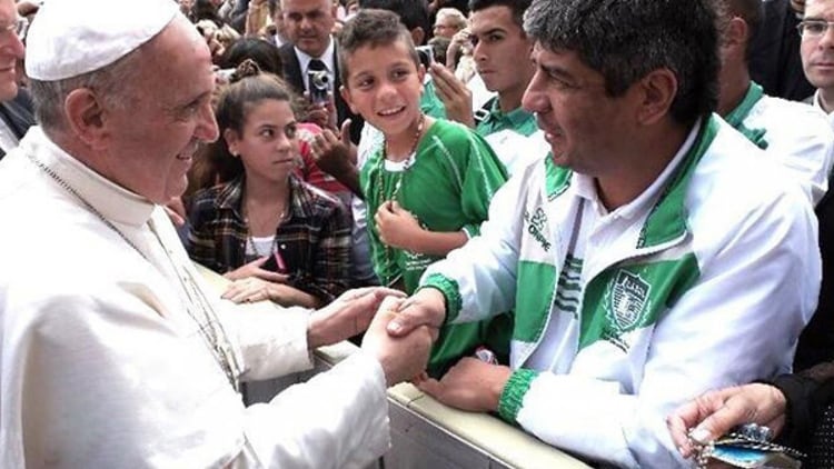 El papa Francisco saluda a Pablo Moyano 