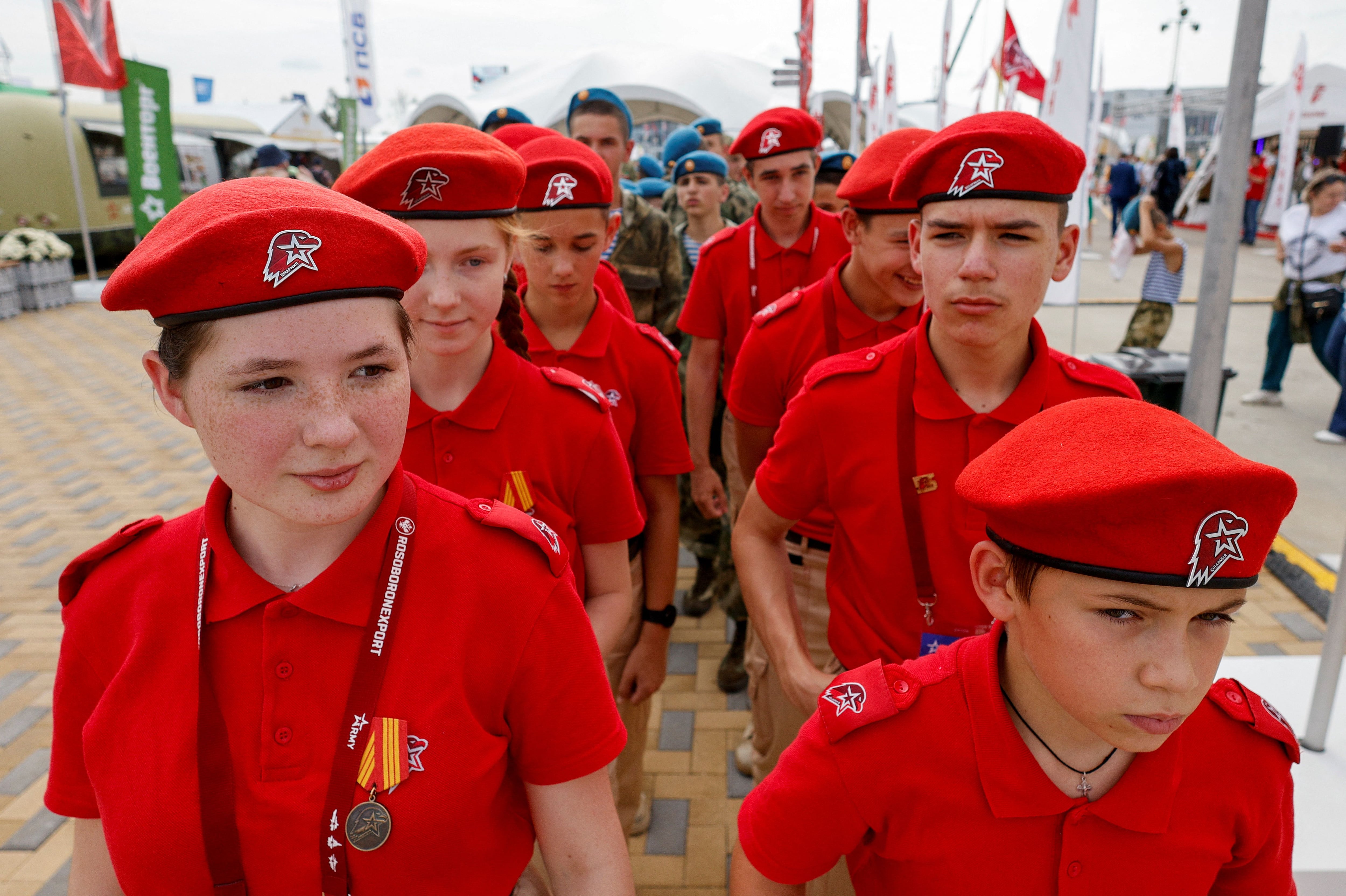 Miembros del movimiento militar-patriótico Ejército Juvenil de Rusia recorren una exposición en el Centro Patriota de Congresos y Exposiciones de la región de Moscú (REUTERS)