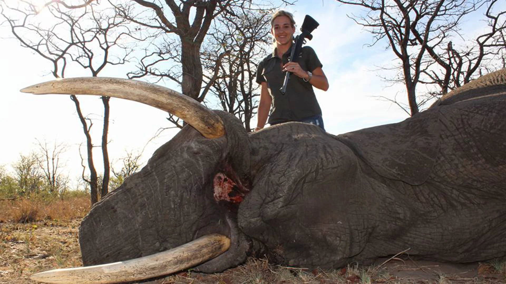 Anna-Marie van der Westhuizen posa junto al cuerpo de un elefante. En compañía de su marido organizan cacerías que permiten contemplar la “naturaleza”