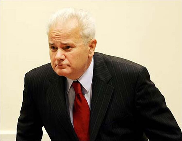 Handke ha sido criticado por brindar en el pasado su apoyo a Slobodan Milosevic, el ex presidente serbio que falleció durante el juicio en que se lo juzgaba por genocidio