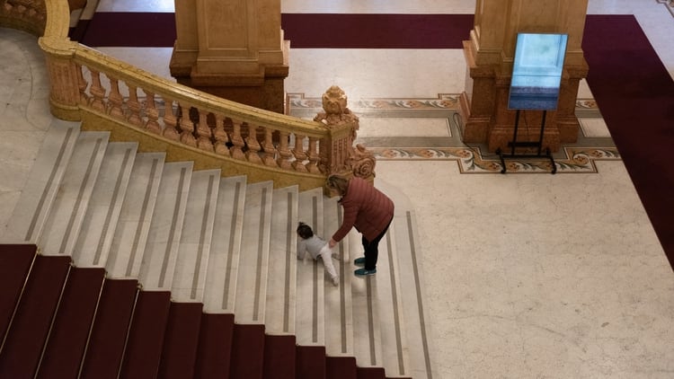 En la primera experiencia 25 padres y madres con sus bebés llegaron al teatro. Los bebés fueron liberados en el piso alfombrado del foyer y empezaron a gatear escaleras arriba (Adrián Escandar)