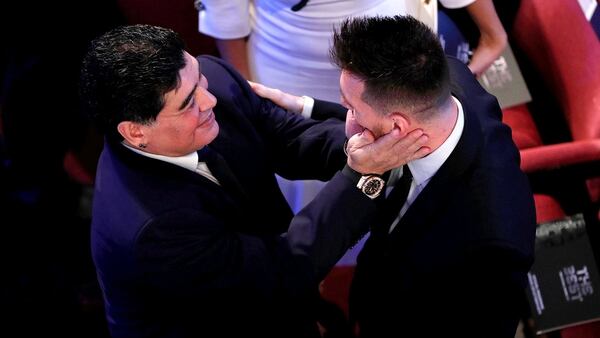 Maradona y Messi juntos, en la última entrega de los premios The Best (Foto: Reuters)