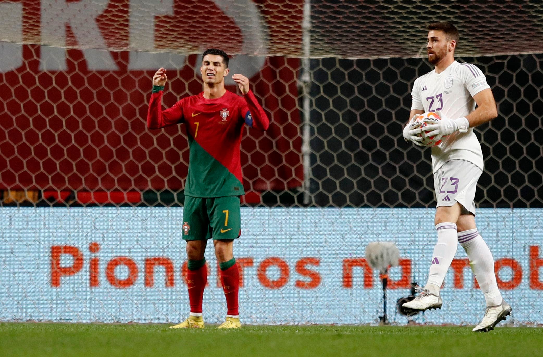 Cristiano Ronaldo está en el foco de las críticas por la derrota de Portugal ante España (Reuters)