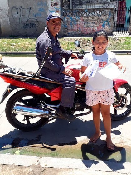 Todos los días, Gustavo sale a cortar pasto en su moto y su hija sale a la calle para despedirlo y desearle "suerte"