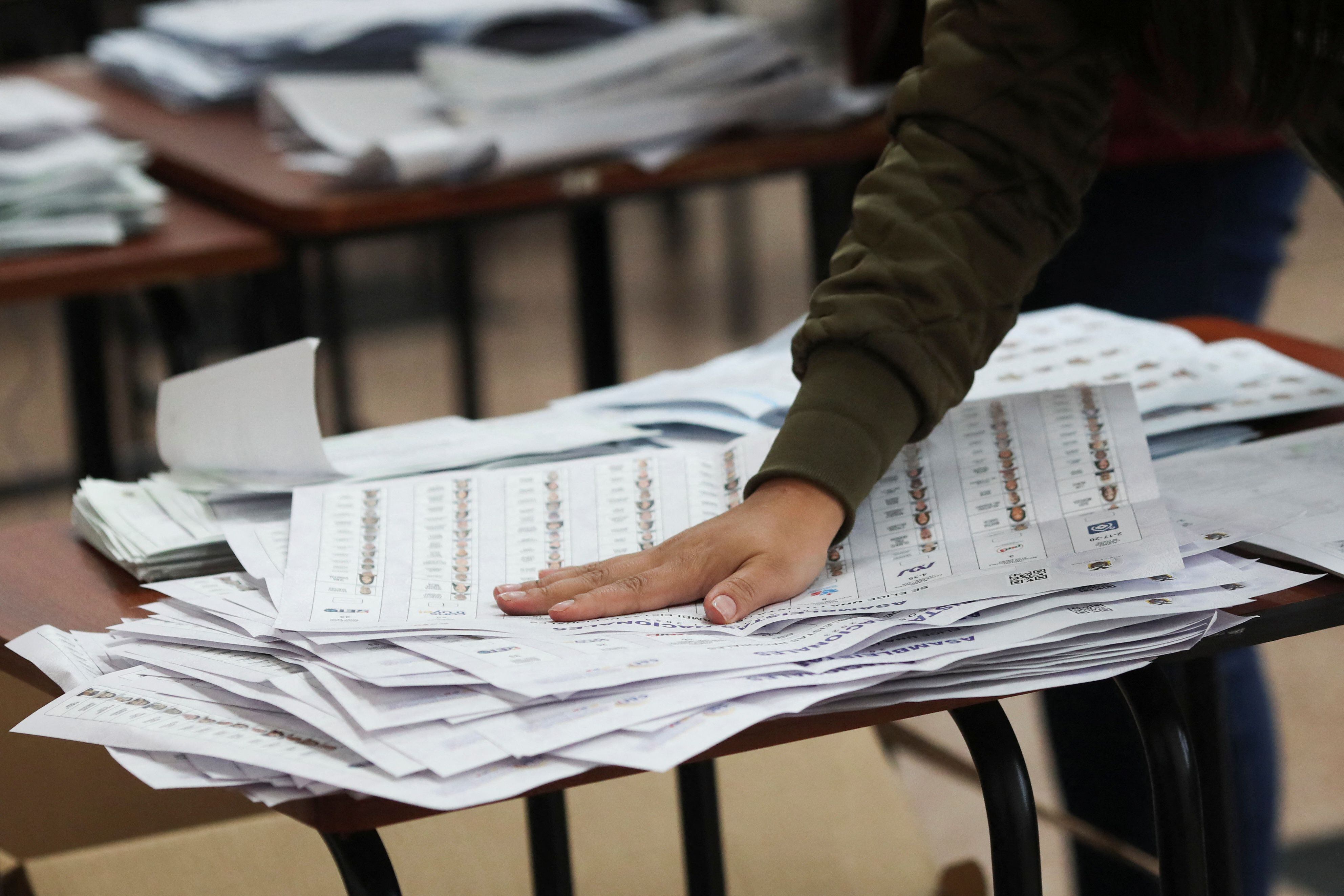 Desde las 17h00 inició el escrutinio en los colegios electorales de Ecuador. (REUTERS/Henry Romero)