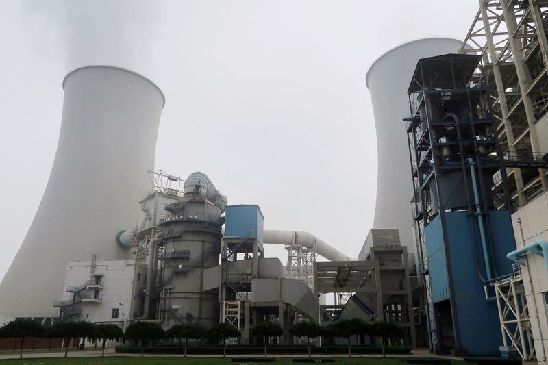 FOTO DE ARCHIVO: Una torre de refrigeración en una planta de energía de carbón de emisiones ultrabajas de China Energy durante una visita de los medios de comunicación, en Sanhe, provincia de Hebei, China 18 de julio de 2019. REUTERS/Shivani Singh