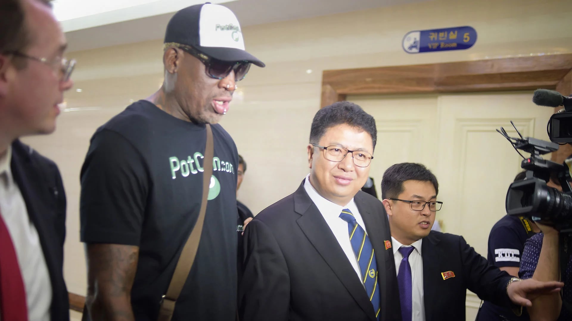 Rodman recibido por Son Gwang-Ho, viceministro de Deportes y Cultura de Corea del Norte (AFP)