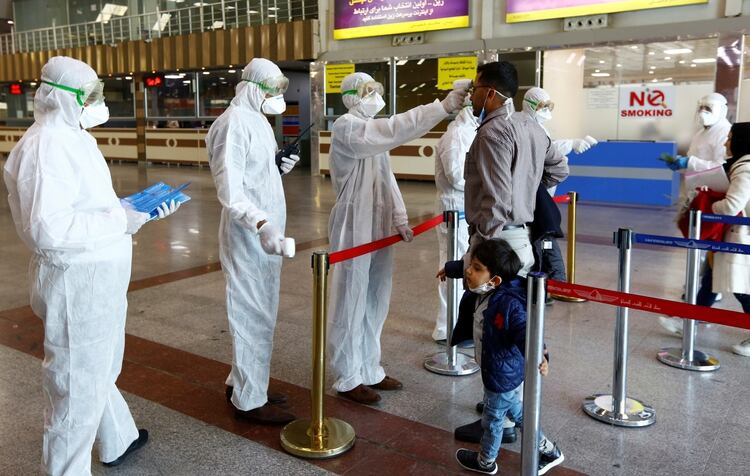 Pasajeros en todos los aeropuertos del mundo son controlados por coronavirus. REUTERS/Alaa al-Marjani