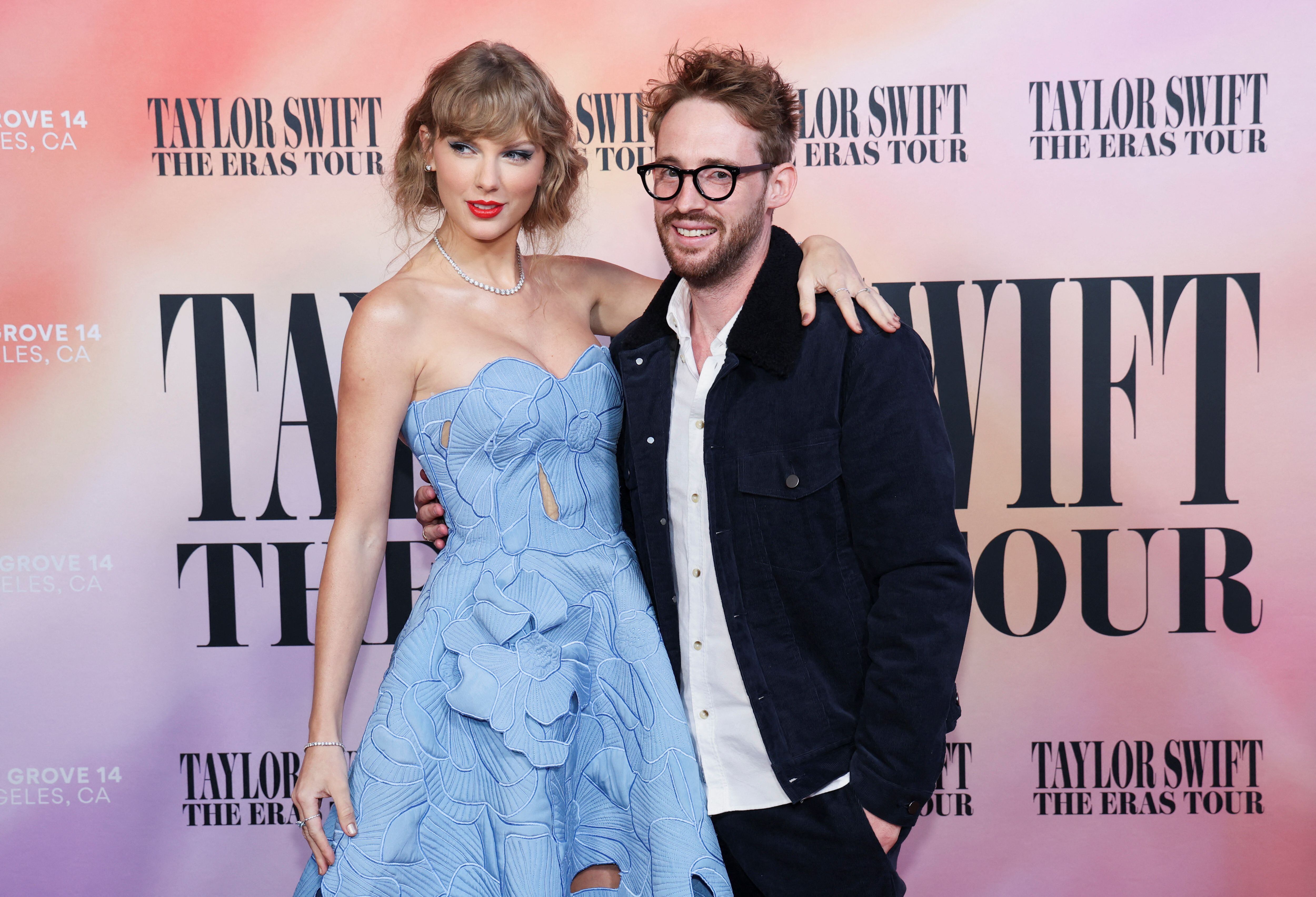 La cantante junto al director Sam Wrench antes de ingresar al auditorio con sus seguidores para la proyección del film. (REUTERS/Mario Anzuoni)