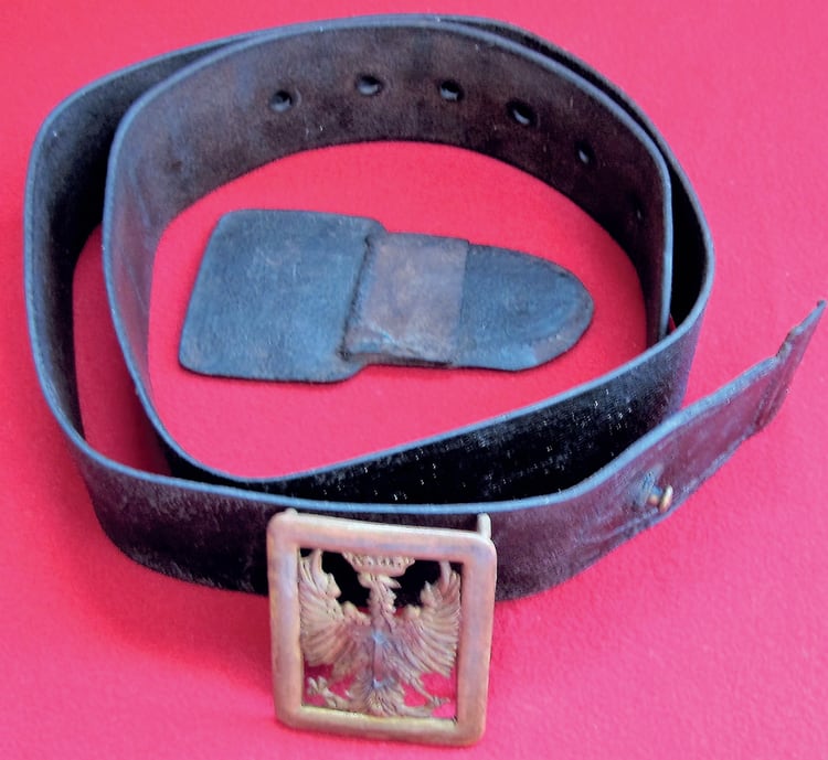 El cinturón militar del ejército español franquista con hebilla de bronce: detalle, antes de enterrarla le sacaron la cruz de esmalte rojo…