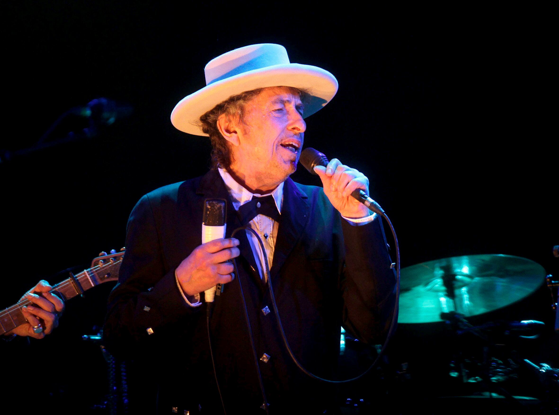 Bob Dylan en esta década del 20 en el siglo XXI, sigue presentándose en vivo en su gira "Neverending" (Foto: EFE/Domenech Castelló)