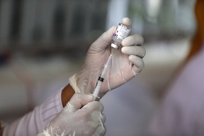 Frente a la falta de tratamientos eficaces contra el COVID-19, la vacuna genera una gran esperanza para derrotar al virus - EFE/Hotli Simanjuntak/Archivo
