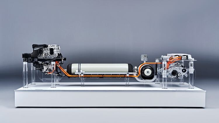 El tren motriz del BMW i Hydrogen NEXT genera hasta 125 kW (170 CV) de energía eléctrica a partir de la reacción química entre el hidrógeno y el oxígeno del ambiente.