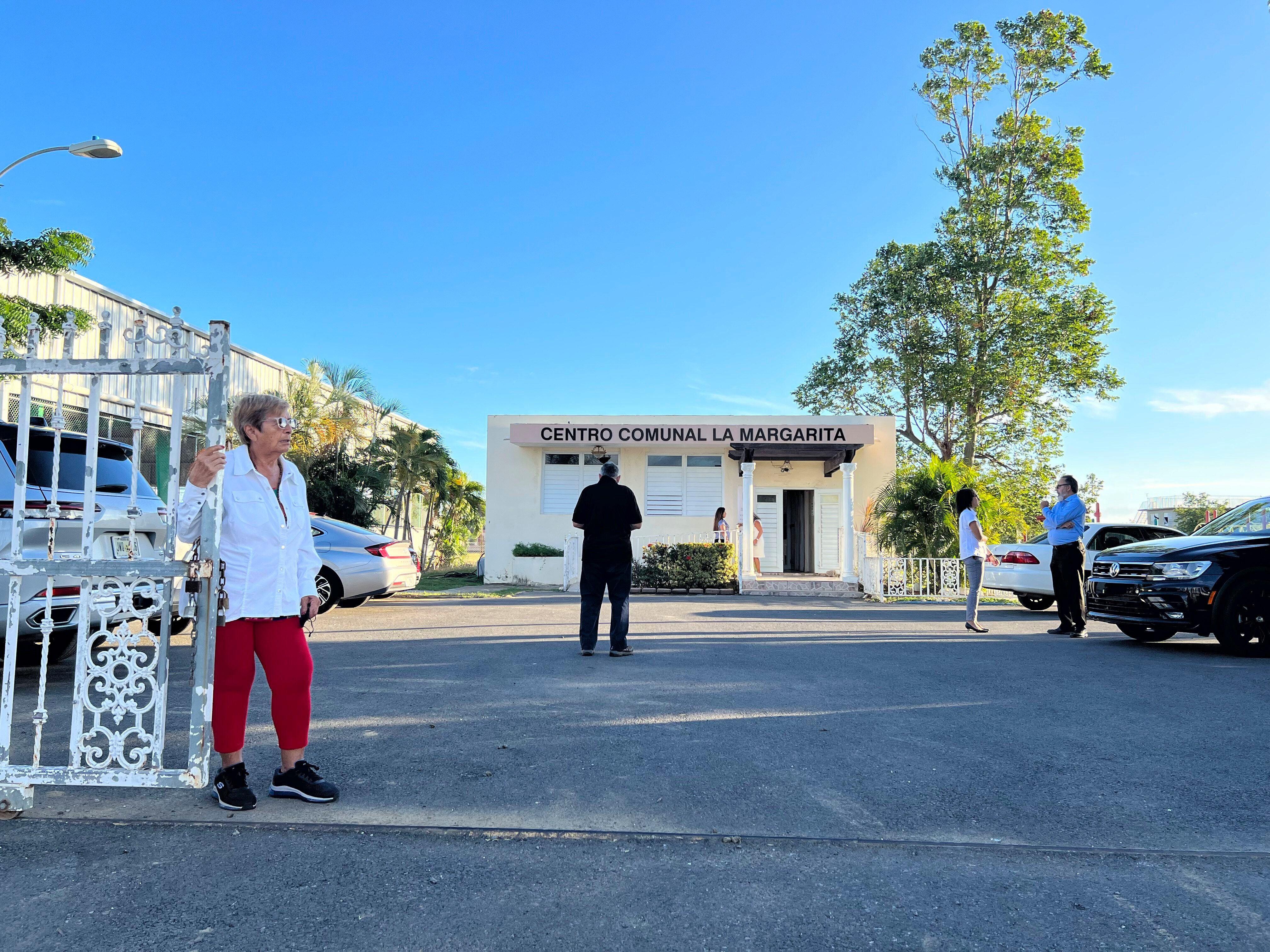 Una residente de Salinas, una de las ciudades más contaminadas de Puerto Rico, espera que comience una reunión con funcionarios de la Agencia de Protección Ambiental de EEUU, el miércoles 25 de enero de 2023 en Salinas, Puerto Rico. (Foto AP/Danica Coto).
