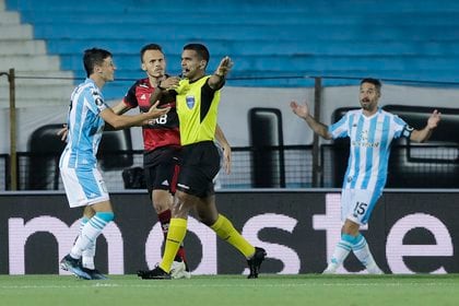 El árbitro venezolano Alexis Herrera anuló un gol lícito de Lisandro López para Racing (REUTERS/Juan Ignacio Roncoroni)