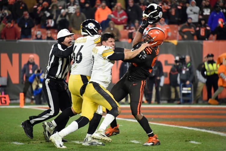 La feroz pelea entre Myles Garrett, de los Cleveland Browns, y Maso Rudolph, de los Pittsburgh Steelers (AFP)