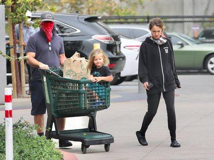 Mel Gibson y su novia, Rosalind Ross, llevaron a su pequeño hijo, Lars Gerard Gibson de compras a un supermercado en Malibú. La próxima película del actor será "Fatman", en la que interpreta a un Santa Claus en problemas (Foto: Grosby Group)
