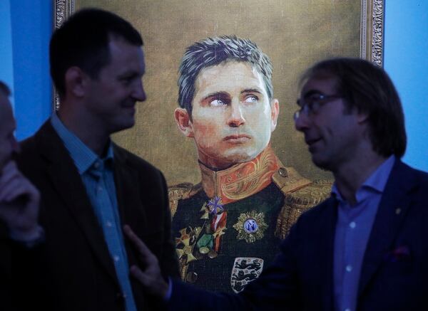 El inglés Frank Lampard, otro ex futbolista pintado (AP Photo/Dmitri Lovetsky, File)
