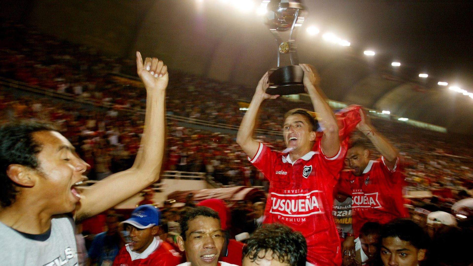 Cienciano se proclamó campeón de la Copa Sudamericana 2003  y Recopa Sudamericana 2004.