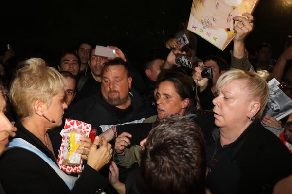 Una multitud de fans esperaban a Xuxa en Ezeiza para darle la bienvenida(Grobsy)
