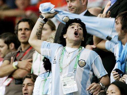 FILE PHOTO: Football - Argentina v Holland 2006 FIFA World Cup Germany - Group C  - Waldstadion, Frankfurt - June 21, 2006   Argentine soccer legend Diego Maradona during the game   Action Images via Reuters/John Sibley/File Photo