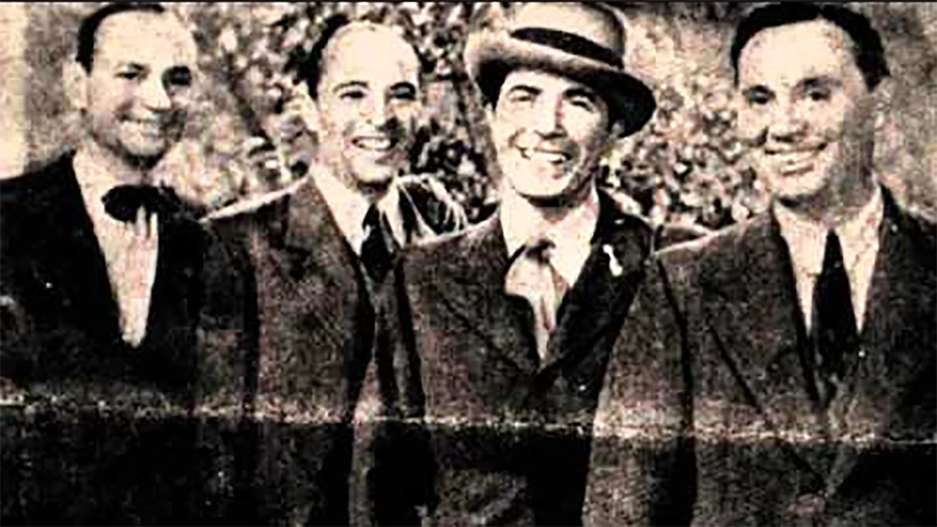 En 1930 Gardel graba la segunda versión de Mi noche triste y define al tango. En la foto posa junto a Guillermo Barbieri, José María Aguilar y Ángel Domingo Rivero, sus músicos.