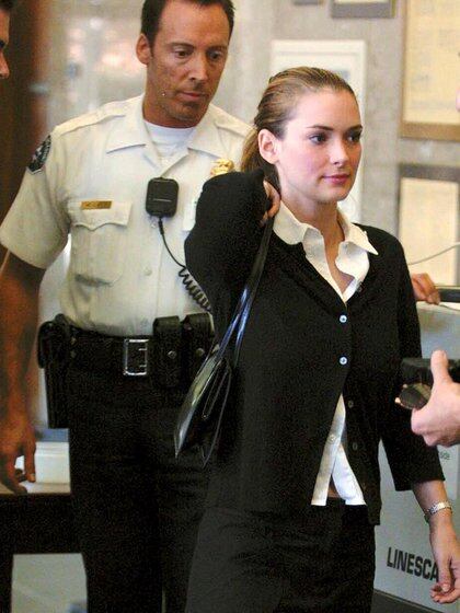 Winona Ryder De Icono De Estilo A Mechera En Una Tienda Hoy Intenta Volver A Brillar Infobae