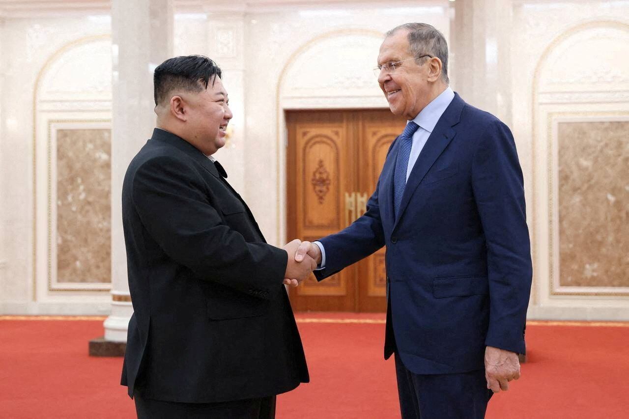 El líder norcoreano, Kim Jong Un, le da la mano al ministro de Asuntos Exteriores ruso, Sergei Lavrov, durante una reunión en Pyongyang. Ministerio de Asuntos Exteriores de Rusia/Folleto vía REUTERS