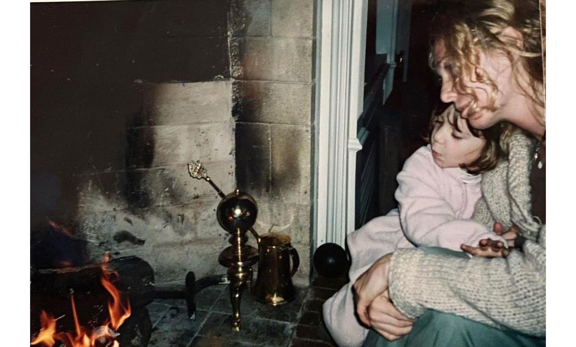 Gloria Carrá y su hija, Ángela Torres, en tiempos de soledad y aprietes económicos, en la casa de Bandfield, 1999