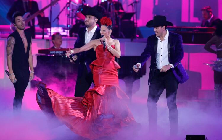 Natalia Jimenez, Prince Royce y Calibre 50. REUTERS/Steve Marcus