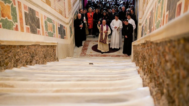 El cardenal vicario de Roma, Angelo De Donatis, bendijo la restauración de la Escalera Santa en Roma el jueves 11 de abril de 2019 (Foto AP/ Andrew Medichini)