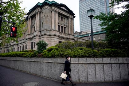 Imagen de la sede del Banco Central de Japón, en el centro de Tokio. El BoJ revisó hoy a la baja su pronóstico sobre la evolución de la actividad económica para el actual año fiscal y la fijó en -5,5 %. EFE/EPA/FRANCK ROBICHON/Archivo
