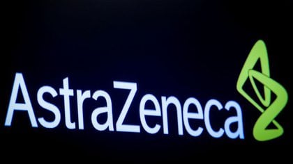 FOTO DE ARCHIVO: El logotipo de la farmacÃ©utica AstraZeneca en una pantalla en el piso de la Bolsa de Nueva York (NYSE) en EEUU. 8 de abril de 2019. REUTERS/Brendan McDermid